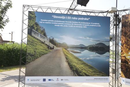 otvoritev_razstave_Slovenija i EU ruku podruku034